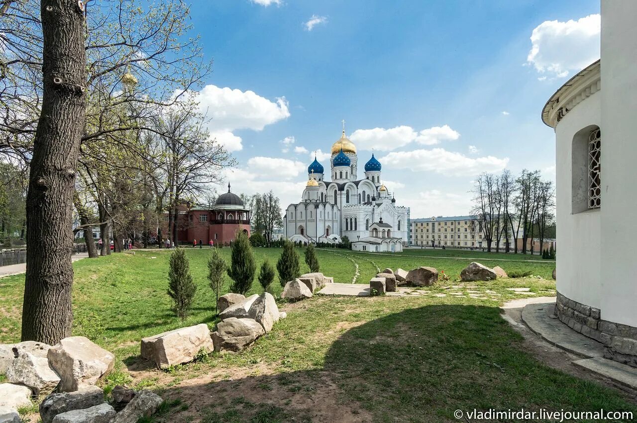 Сайт николо угрешского монастыря. Николо-Угрешский монастырь камень. Николо-Угрешский монастырь сад. Николо-Угрешский монастырь каменная ограда. Розарий Николо-Угрешского монастыря.