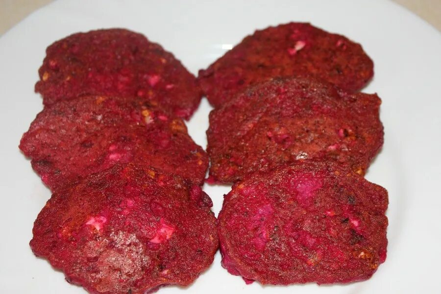 Свекольные котлеты с манкой. Котлеты из свеклы. Рецепт свекольных котлет вкусных. Рецепт свекольных котлет вкусных. Свекольные котлеты.