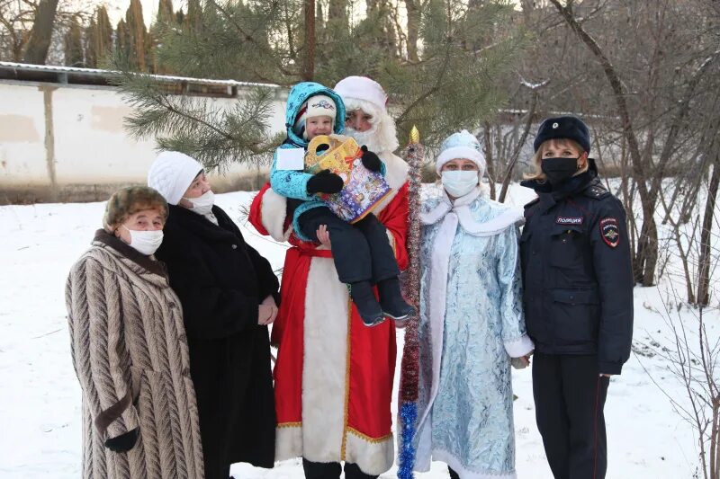 Новый год в орловской области. Дед Мороз Орел. Ртищево полицейский дед Мороз 2021. Новогоднее гуляние с семьей на улице. Акция полицейский дед Мороз Нехаевский район.