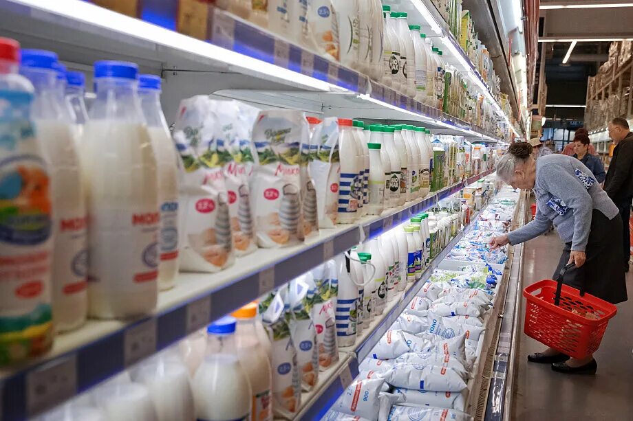 Маркировка молочной продукции. Дизайн упаковки молочной продукции. Стеллаж с молочными продуктами. Простоквашино кисломолочная продукция. Молоко производители.