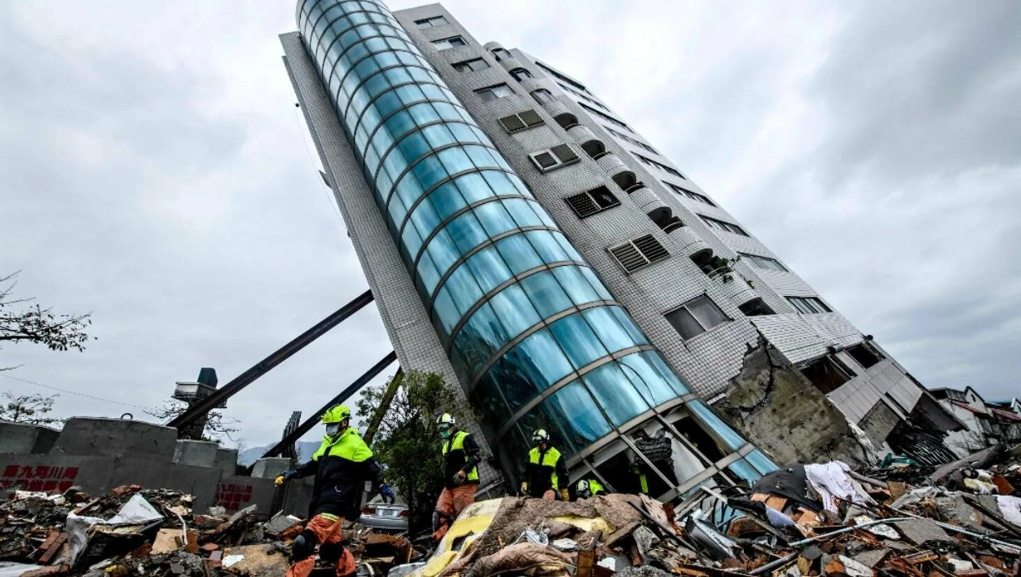 Землетрясение разрушение. Тайвань землетрясение 2018. Жилой дом Тайвань 1999 землетрясение. Крушение здания. Разрушение зданий.