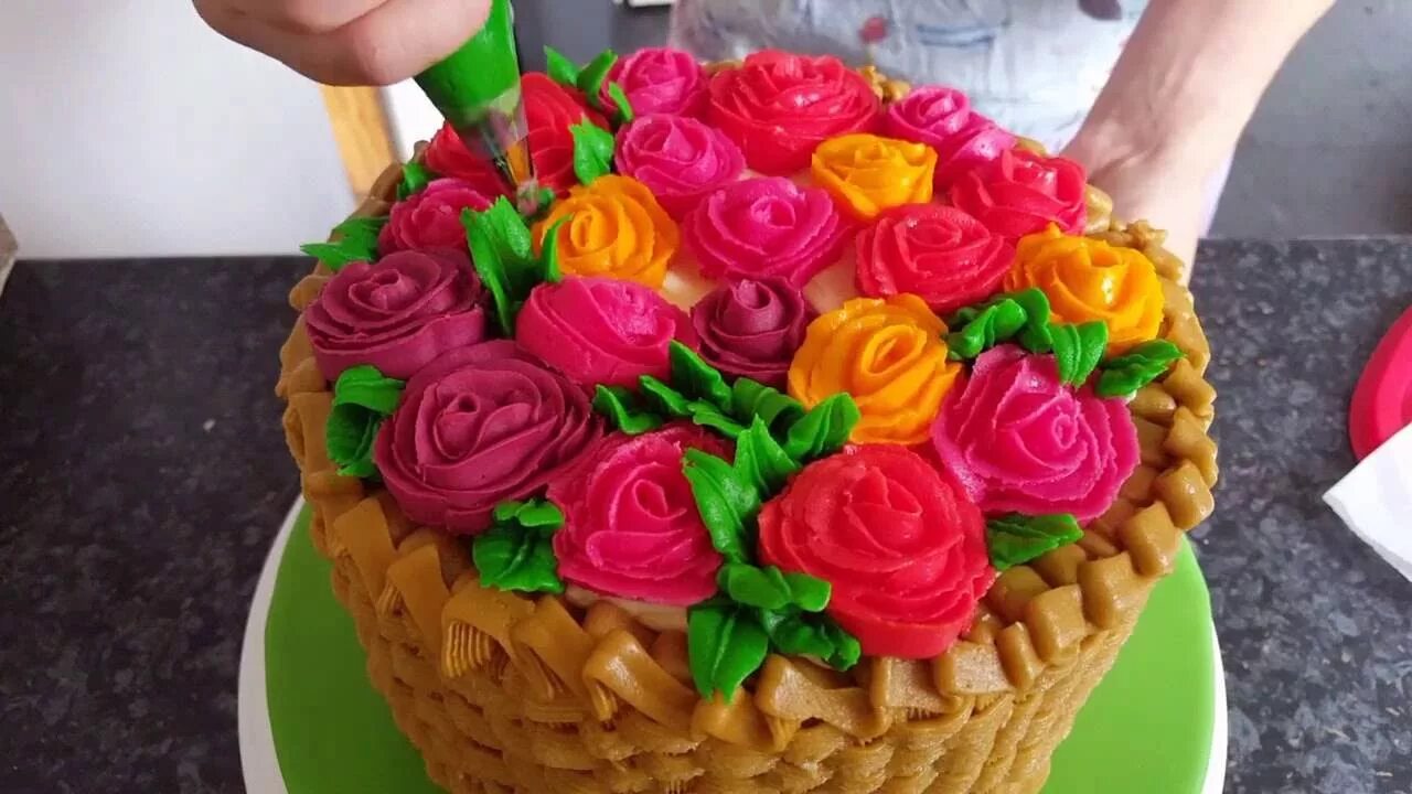 Полезный торт видео. Торт видео уроки. Украшение торта своими руками. Красиво украсить бока торта кремом. Украшение торта масляным кремом.