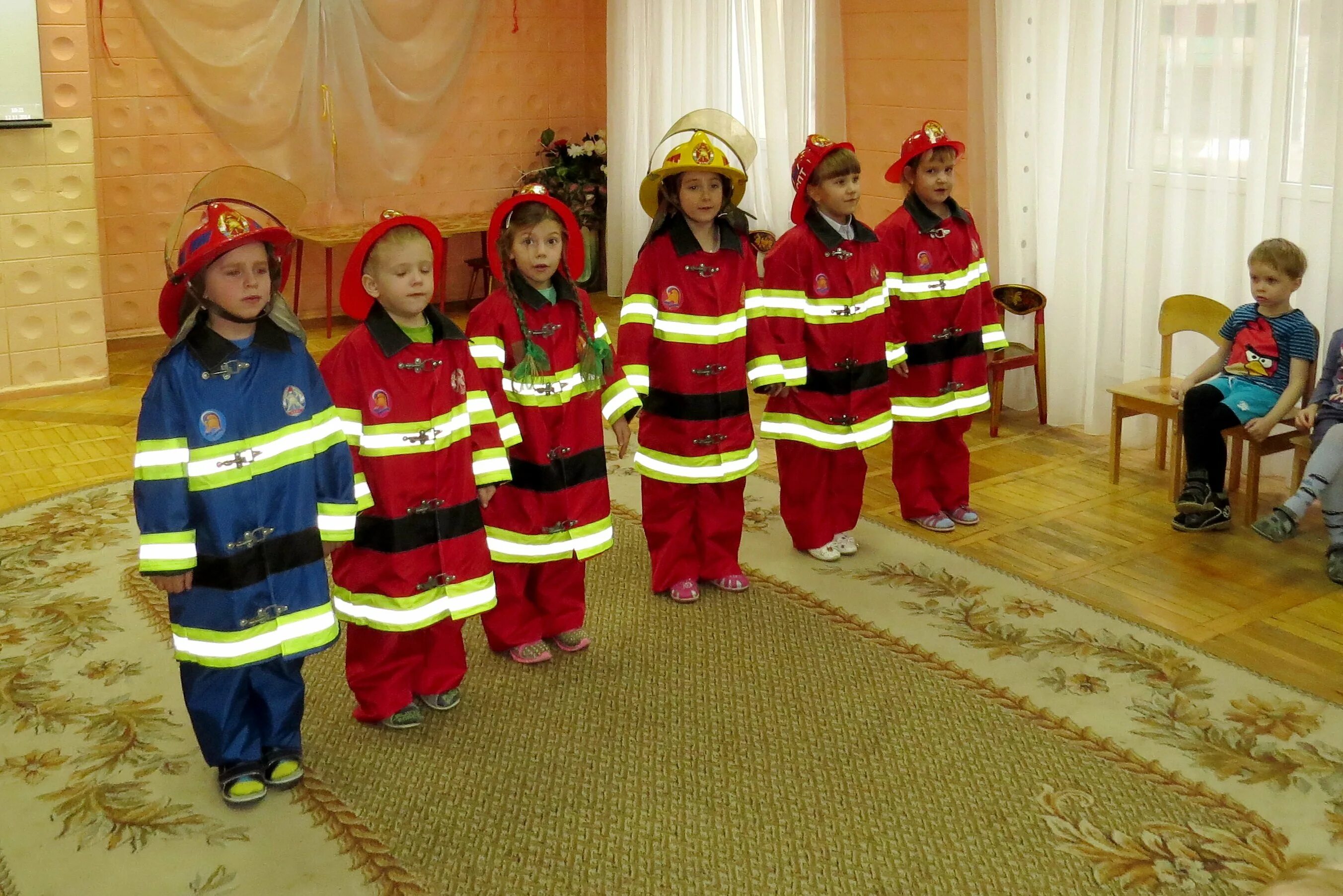 Пожарный садик. Пожарный для детского сада. Занятия в детском саду пожарная безопасность. Пожарный в ДОУ.