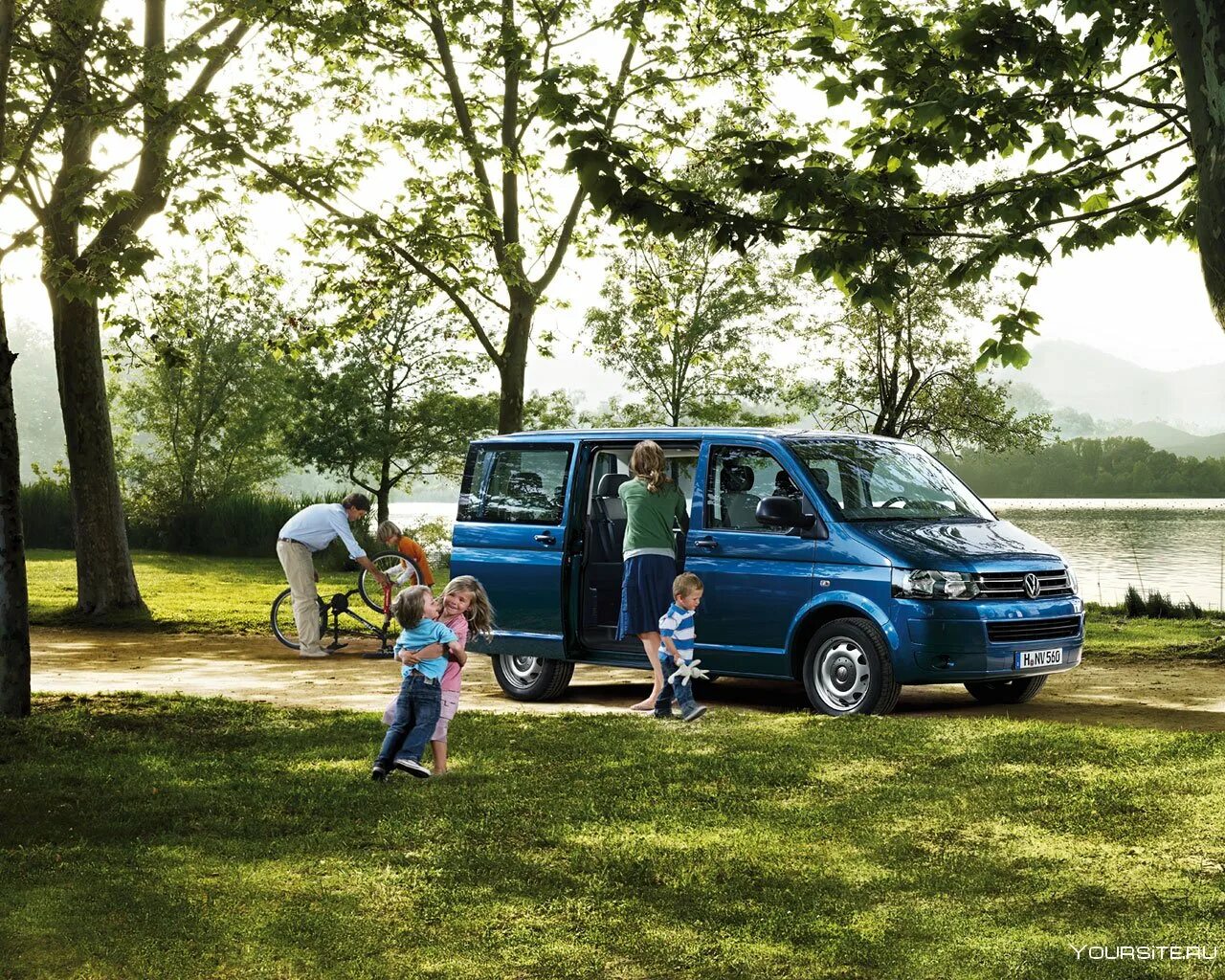 Фольксваген Мультивен 2011. Семейные автомобили Volkswagen Multivan. Фольксваген Мультивен для семьи. Фольксваген Мультивен семья машин.