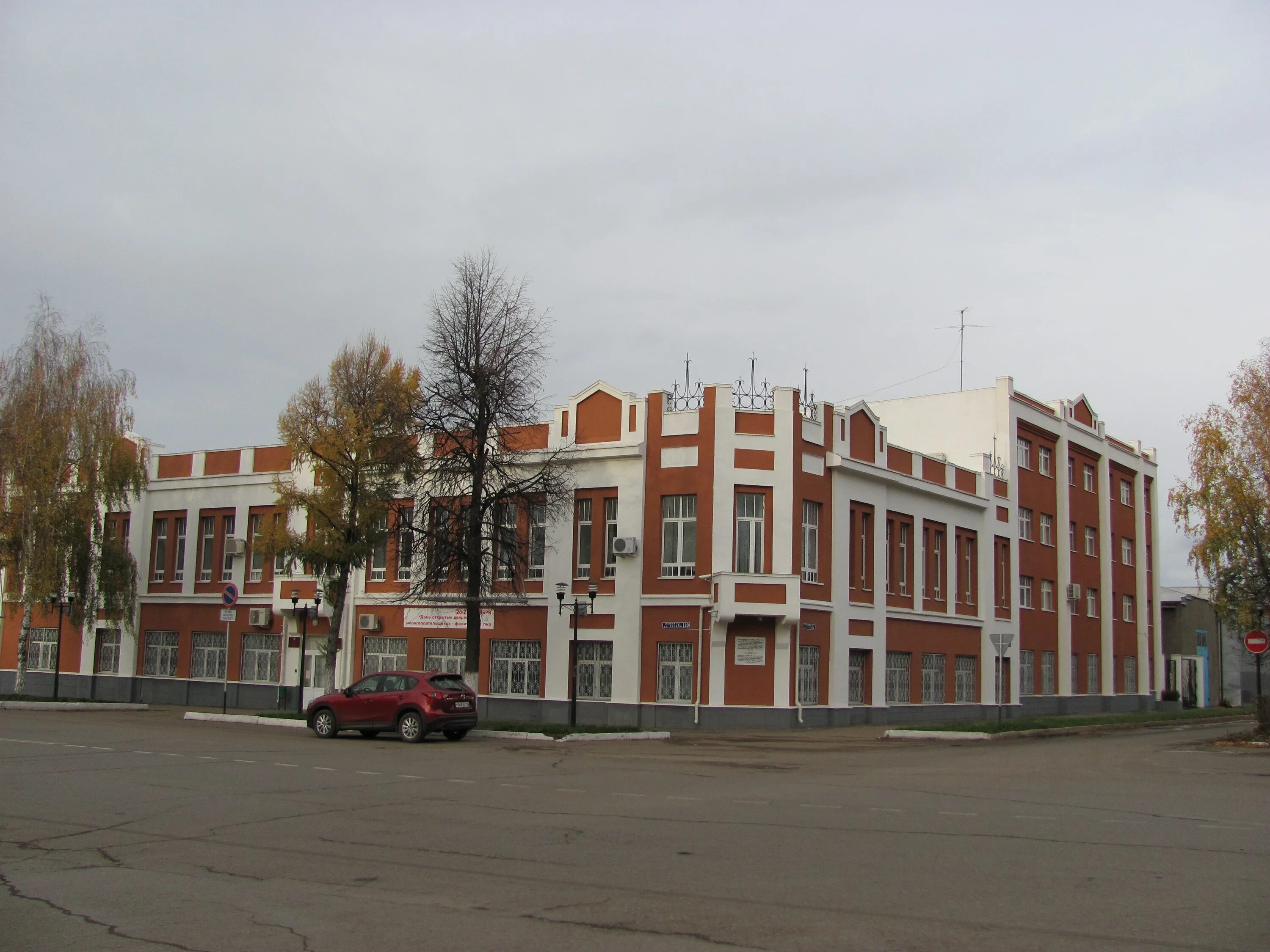 Работа в городе бугульма. Городское поселение город бугульма. город бугульма достопримечательности. доходный дом купца ш. л. хакимова бугульма. архитектура бугульма.
