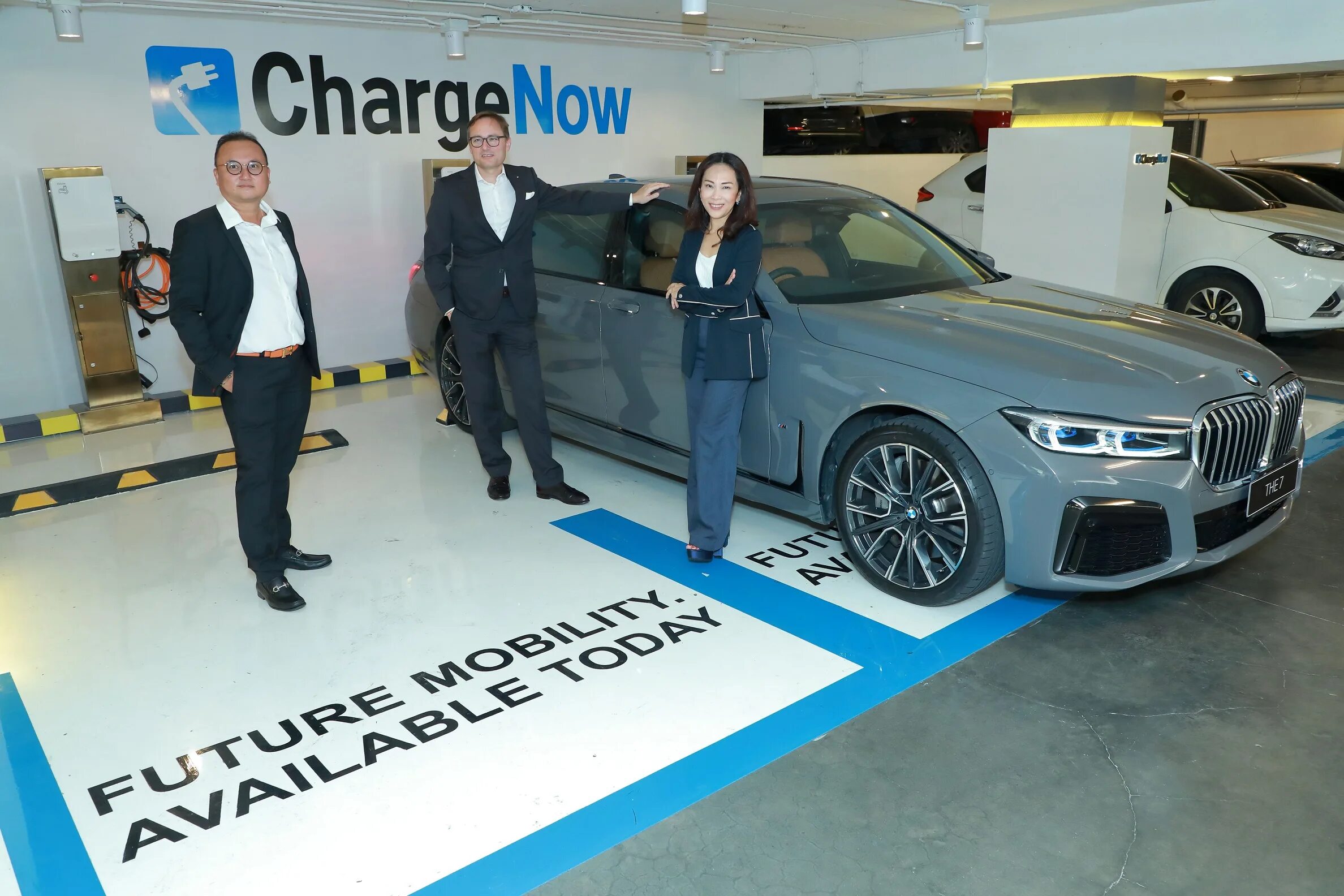 Зарядное устройство в розетке. Now charging. Corporate social responsibility bmw. Nomad apple watch edition. Now charging.