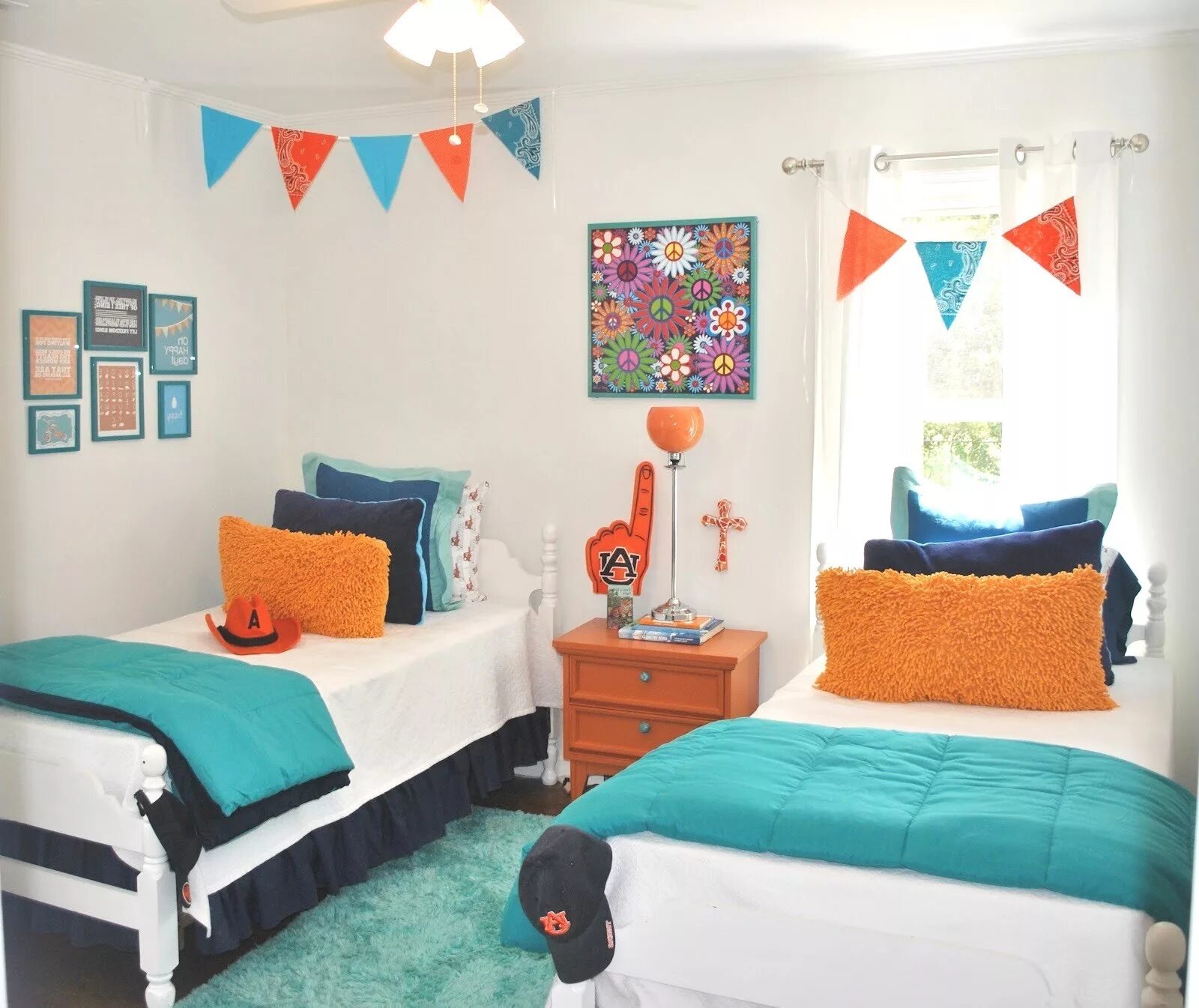 I share a room. Декор детской комнаты для мальчика и девочки. Декор детской комнаты для двоих детей. Детская в оранжево голубом цвете. Бирюзово оранжевая детская.