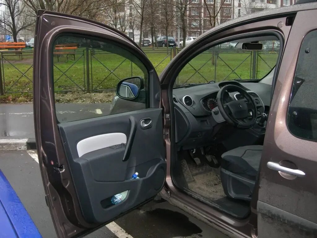 Renault Duster открытая дверь. Дверь Рено Логан чёрного 2011. Дверь водителя Дастер 2. Рено Логан 1 открытая двери. Renault kangoo дверь