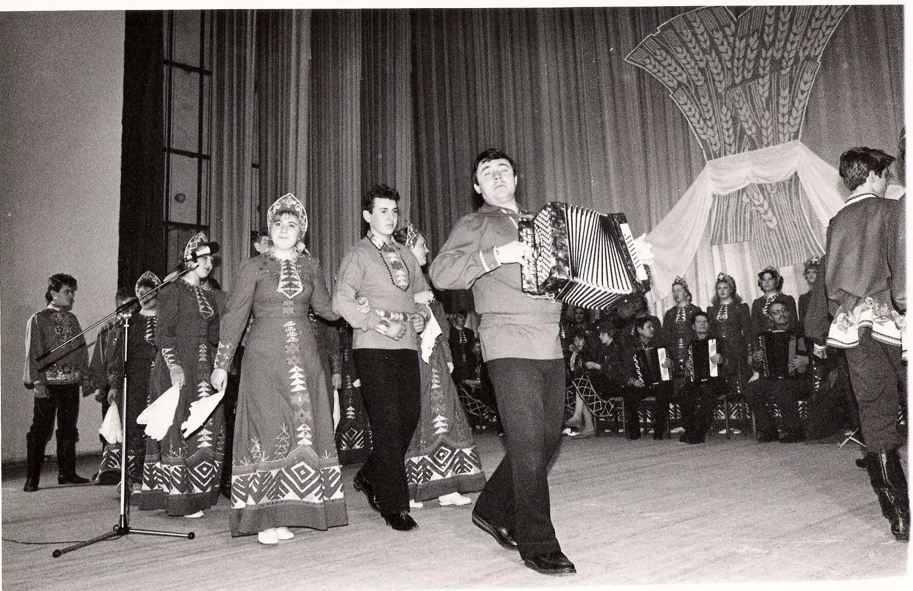 самодеятельность в ссср. художественная самодеятельность ссср 1970. выступление коллективов художественной самодеятельности. художественная самодеятельность 1930- 1960 года. художественная самодеятельность в ссср 80е.