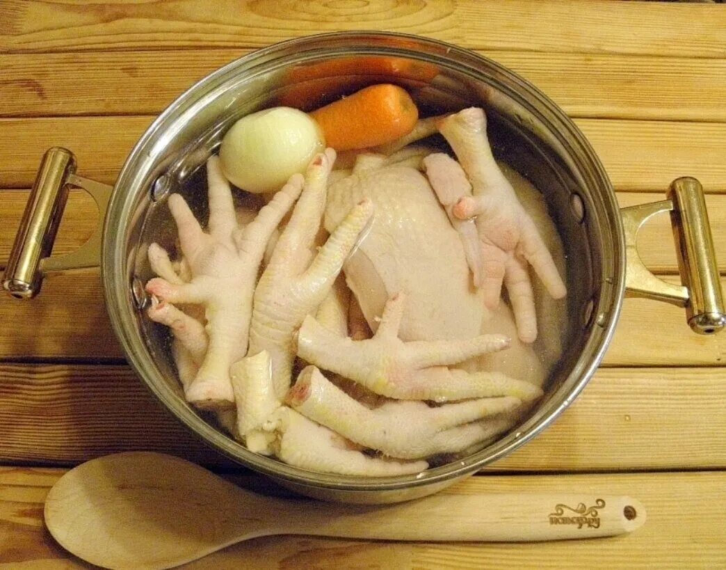 Какой холодец полезнее для суставов. Холодец из куриных ножек. холодец из куриных лапок. холодец с куриными лапками. холодецмз куриеых лаплк.
