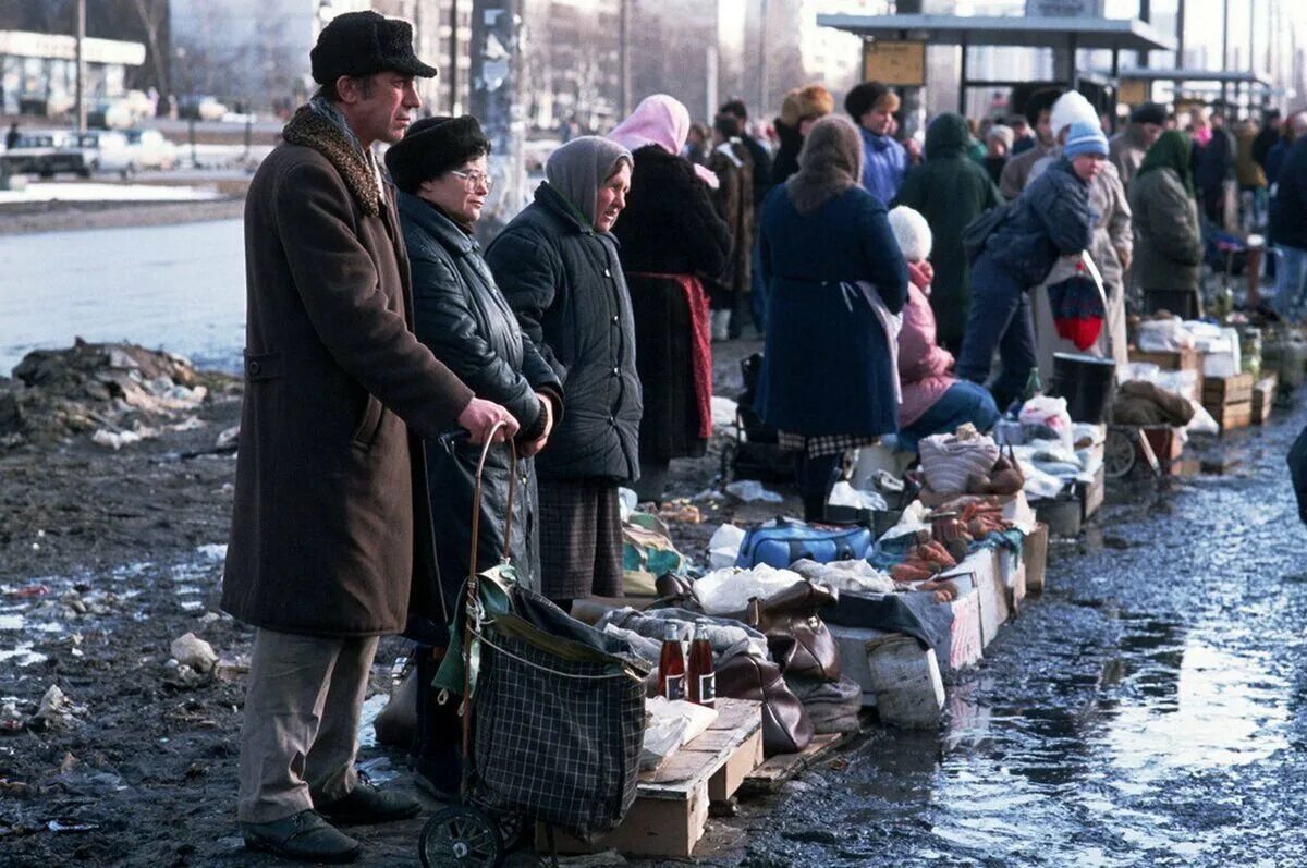 Рынок в России в 90е. Нищета в 90е годы Россия макдональдс. Нищета и разруха в 90-е годы в России. 90е в России.