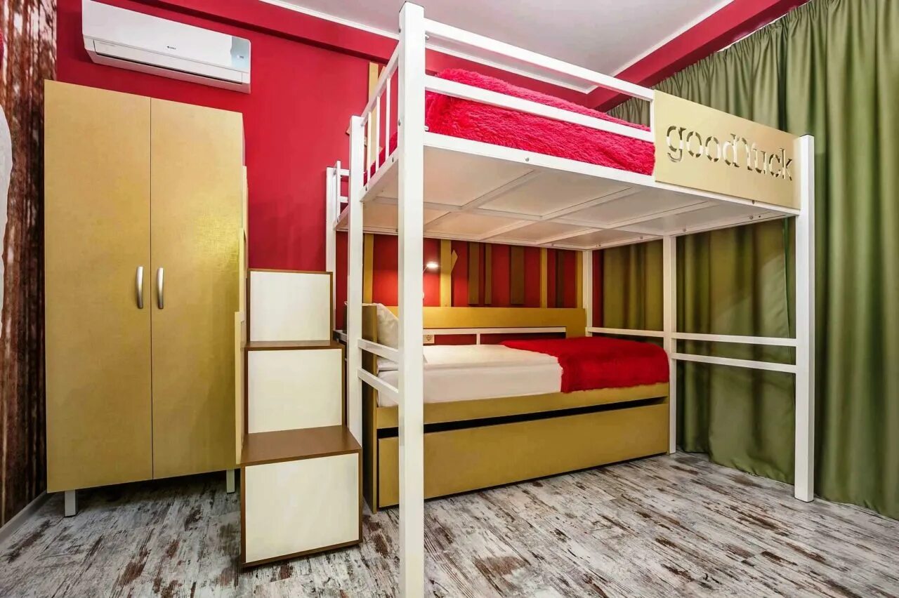 Двухэтажный спальный. Двухэтажная двуспальная кровать. Двухэтажная кровать для взрослых. Кровать-чердак. Двухместная двухъярусная кровать.