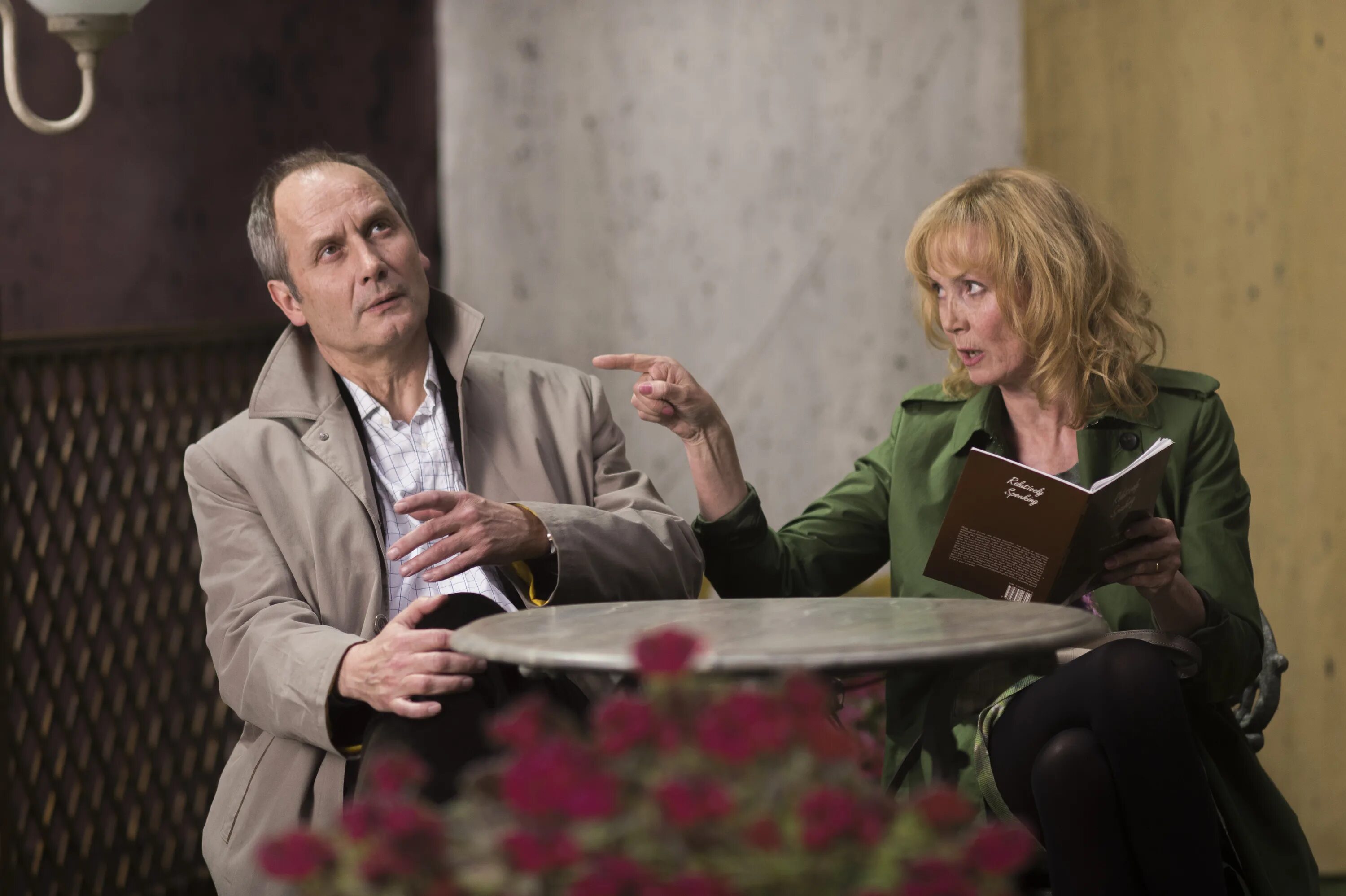 Caroline silhol. Каролин сиоль жизнь в розовом цвете. Сабин азема в фильме красная зона. Шутки про гениев. Любить, пить и петь фильм 2013.