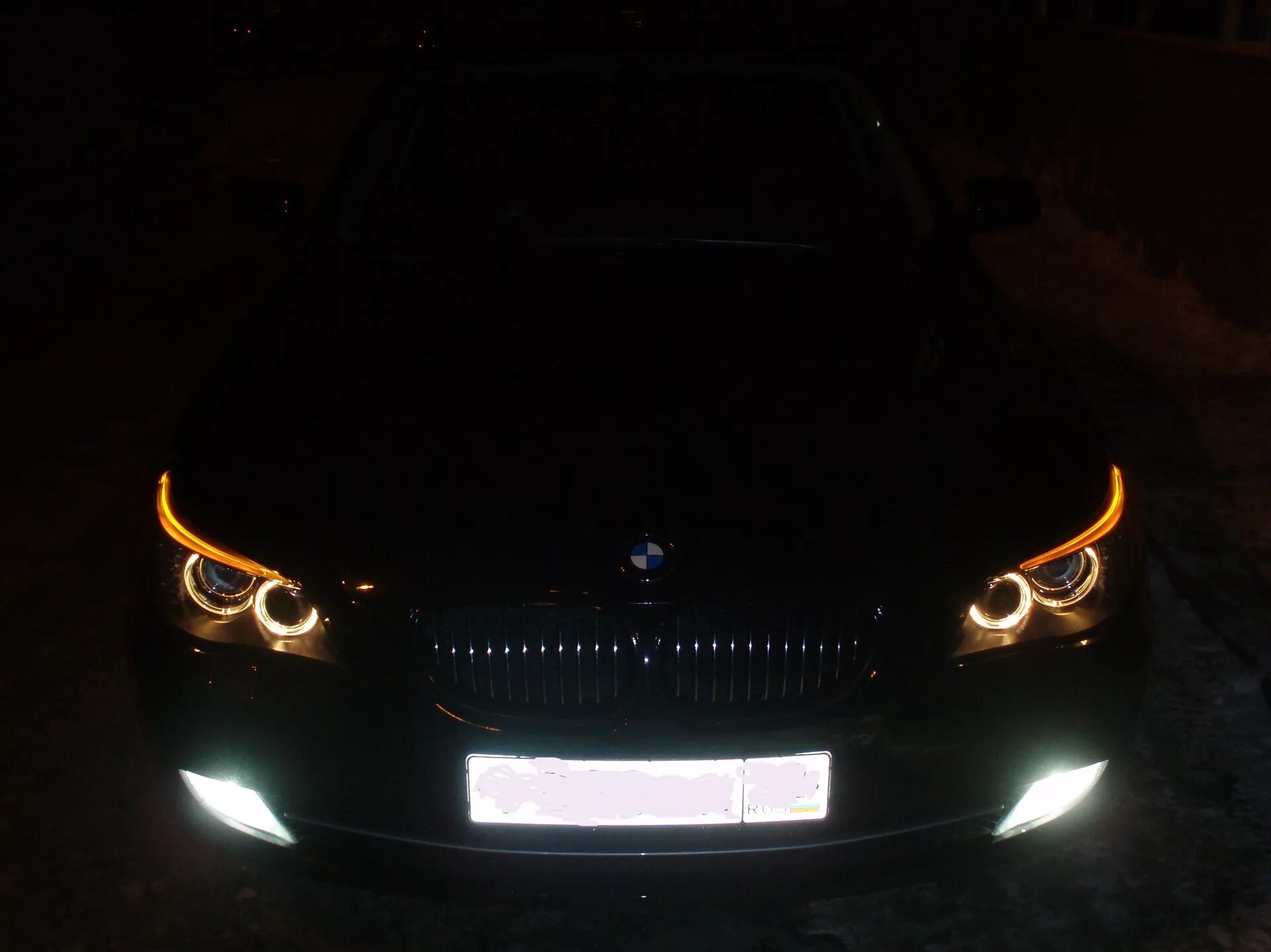 Свет бмв е60. БМВ е60 в темноте. БМВ e60 в темноте. BMW e60 ночью. БМВ лиса е60.
