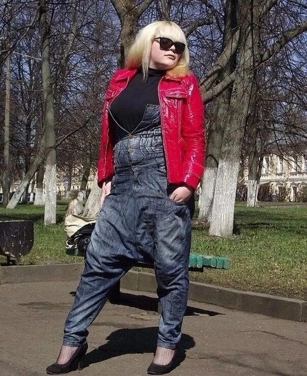 Безвкусно одетая женщина. Ужасный стиль одежды. Колхозный наряд. Колхоз мода. Безвкусица в одежде.