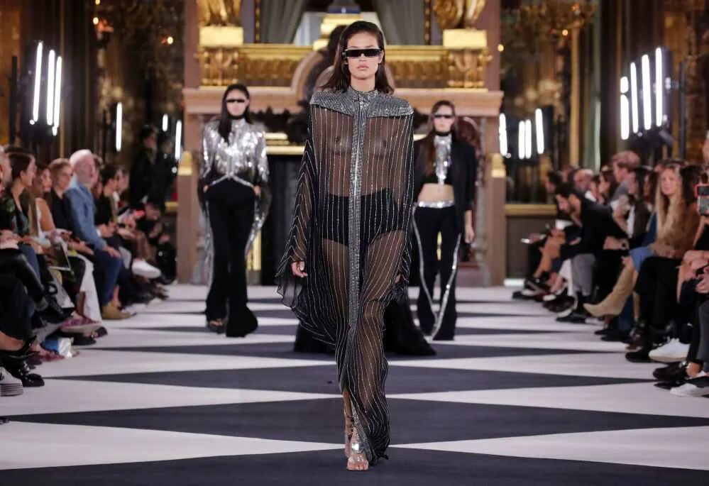 Victoria Beckham 2023 показ. Показ Шанель 2022-2023. Pierre Cardin платье 2023. Самые лучшие моды в мире