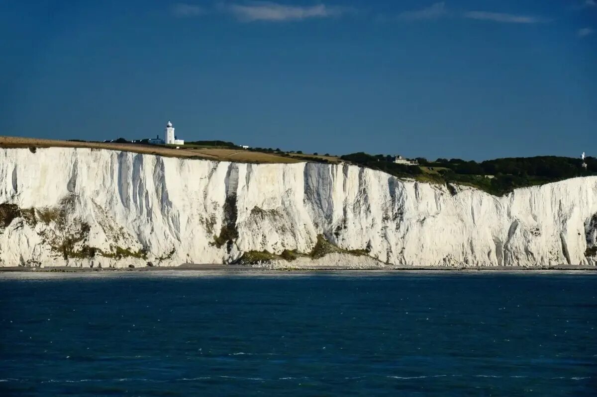 Дувр white cliffs. Боскарбенские скалы англия. Скалы семь сестёр, сассекс, англия. White cliffs. Белые скалы дувра hd.