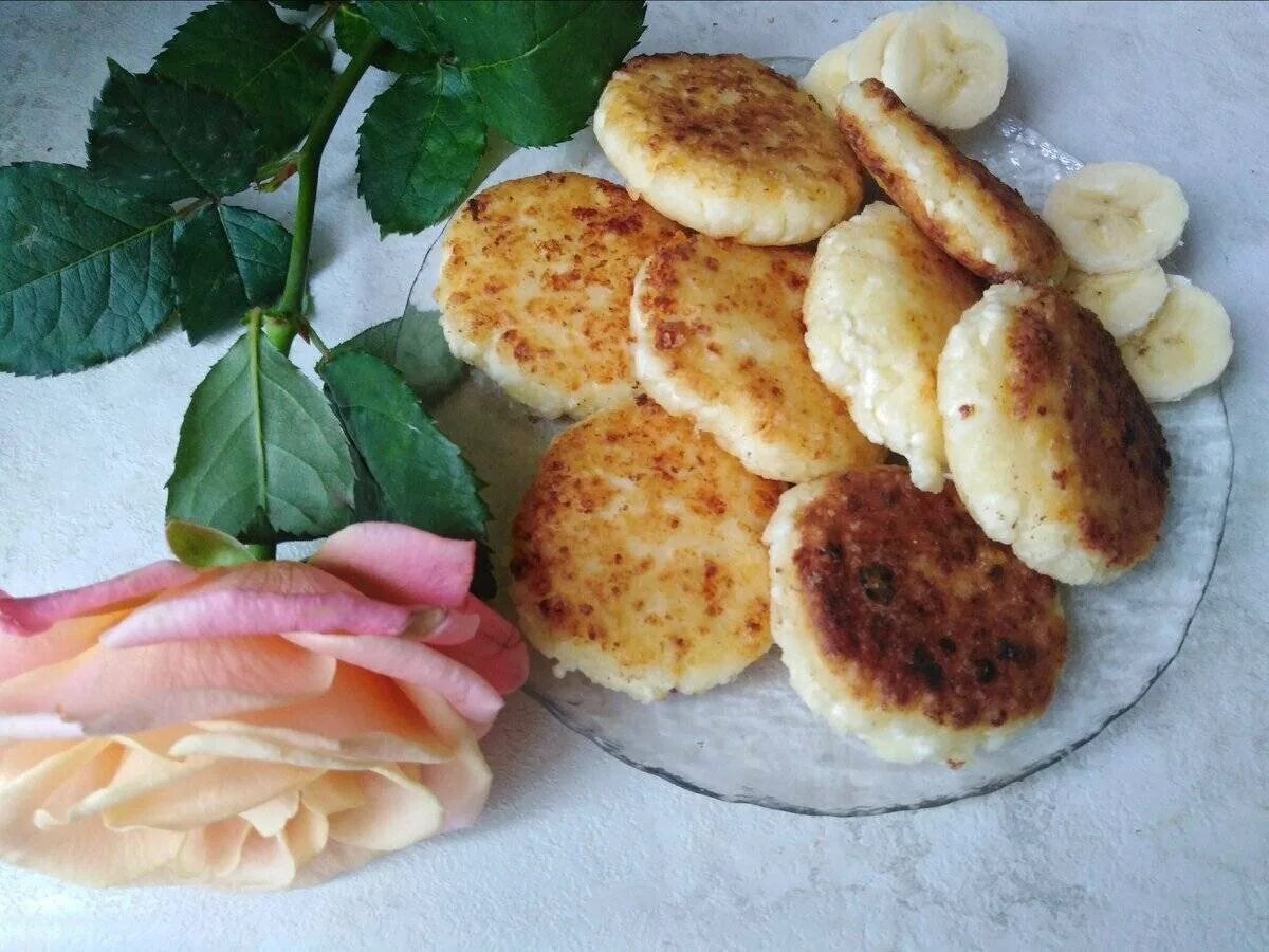 Творог для сырников. Сырники на сковороде. Сырники с манкой. Сырники из творога классические на сковороде воздушные. Сырники розочки.
