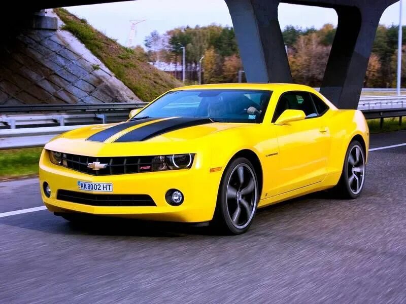 Купить б/у Chevrolet Camaro VI 2.0 AT (238 л.с.) бензин автомат в Москве: жёлтый