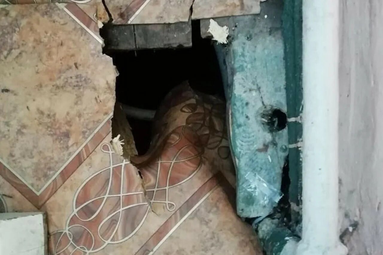 Пол сгнил и провалился. Мокрые полы в подъезде. В подъезде провал. Советский фильм провалился под пол. В квартире обрушился пол.