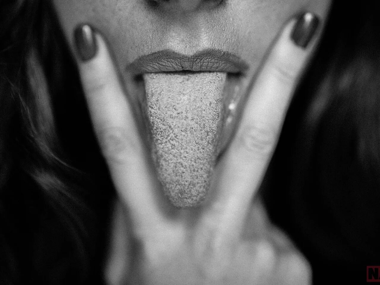 Два пальца у губ. Язык между двумя пальцами. Язык между двумя пальцами. Девушка с языком и пальцами. Девушка с высунутым языком.