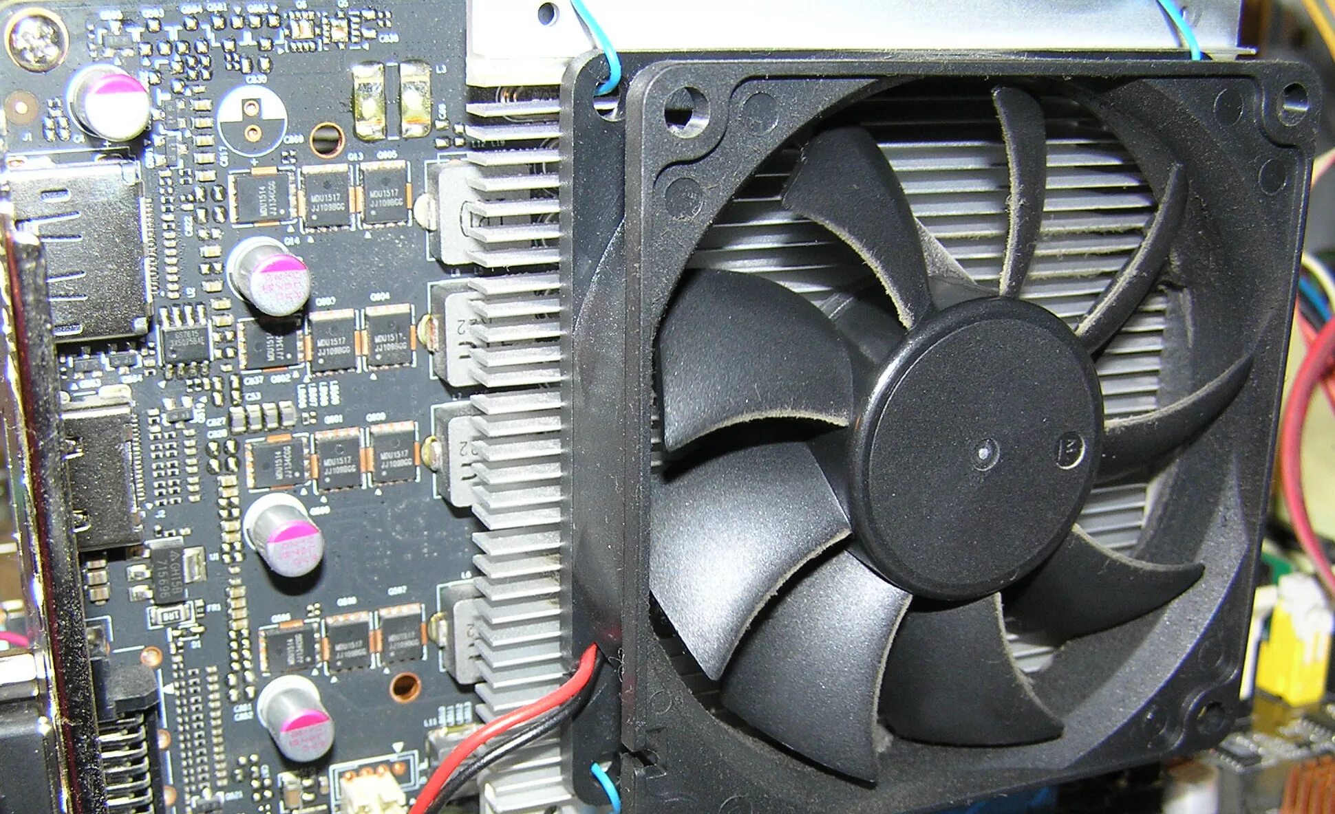Как прикрутить вентилятор. Кулер msi gtx 1050. вентилятор на видеокарту gigabyte 1050 ti. вентилятор для видеокарты nvidia 1050. винты крепления охлаждения gtx 1050 msi.