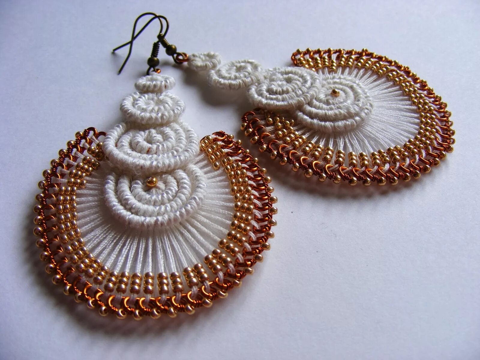 Помощью бисера. Рукоделие из бисера. Бисероплетение. Казари сакуиро бисерные украшения. Кольца из бисера.