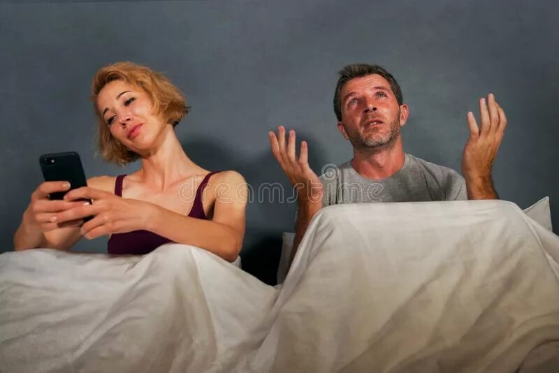 Использованная жена. Муж в телефоне в постели жена сердитая. Использованная жена. Жена ругает мужа картинки смешные. Женщина на кухне.