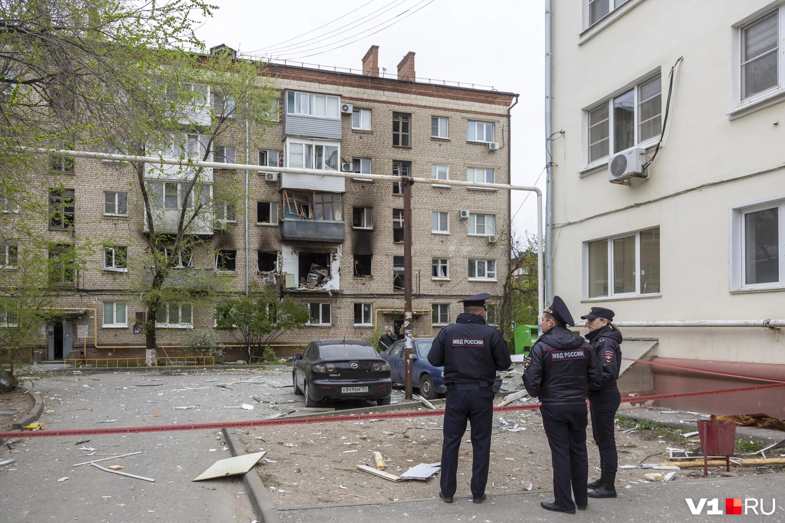 После взрыва в жилом доме. Жилые дома. Взорвался дом в Волгограде. Взрыв газа в доме.