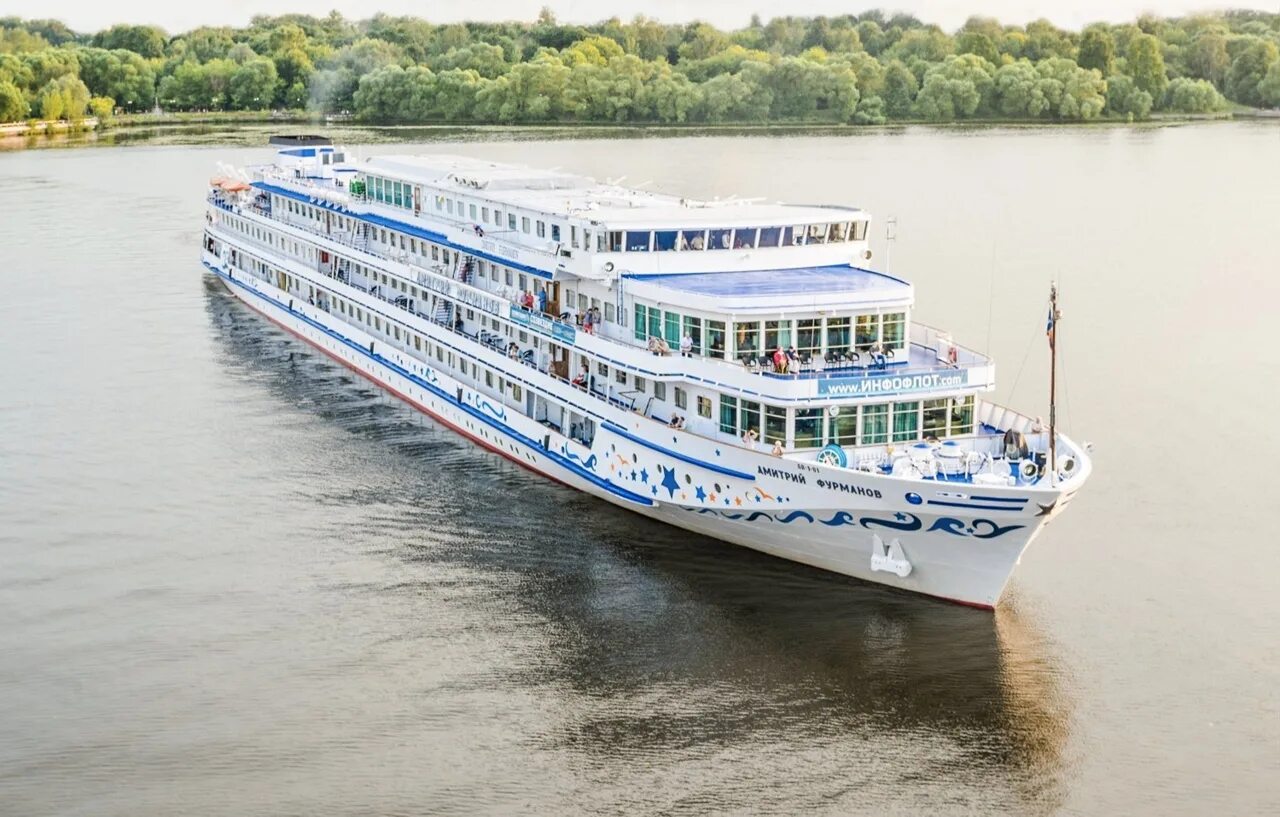 Теплоход «октябрьская революция» саратов. Круиз на теплоходе «ленин». Круиз по реке волга на теплоходе. Речной круизный теплоход ленин. Речной круиз “в путешествие по волге".