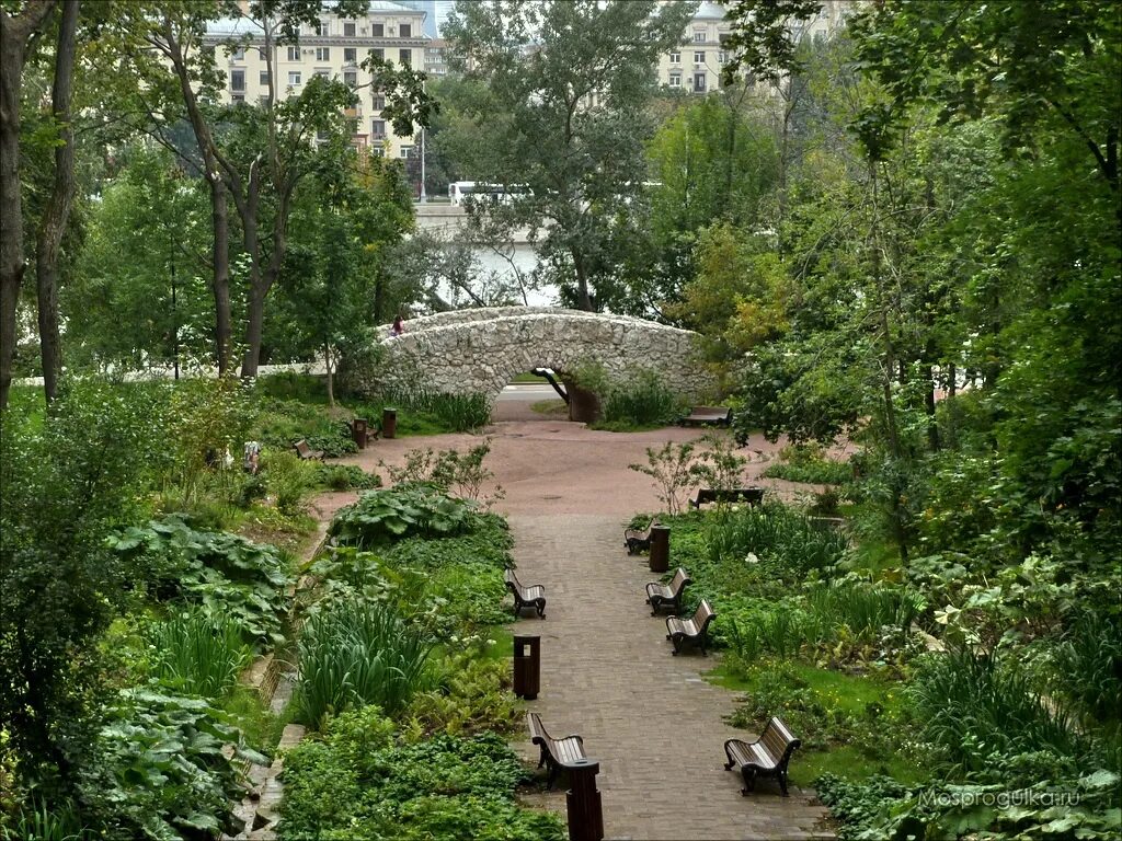 Где находится садики. Нескучный сад в Москве. Парк Нескучный сад в Москве. Парк Горького Нескучный сад. Малый гротесковый мост в Нескучном саду.