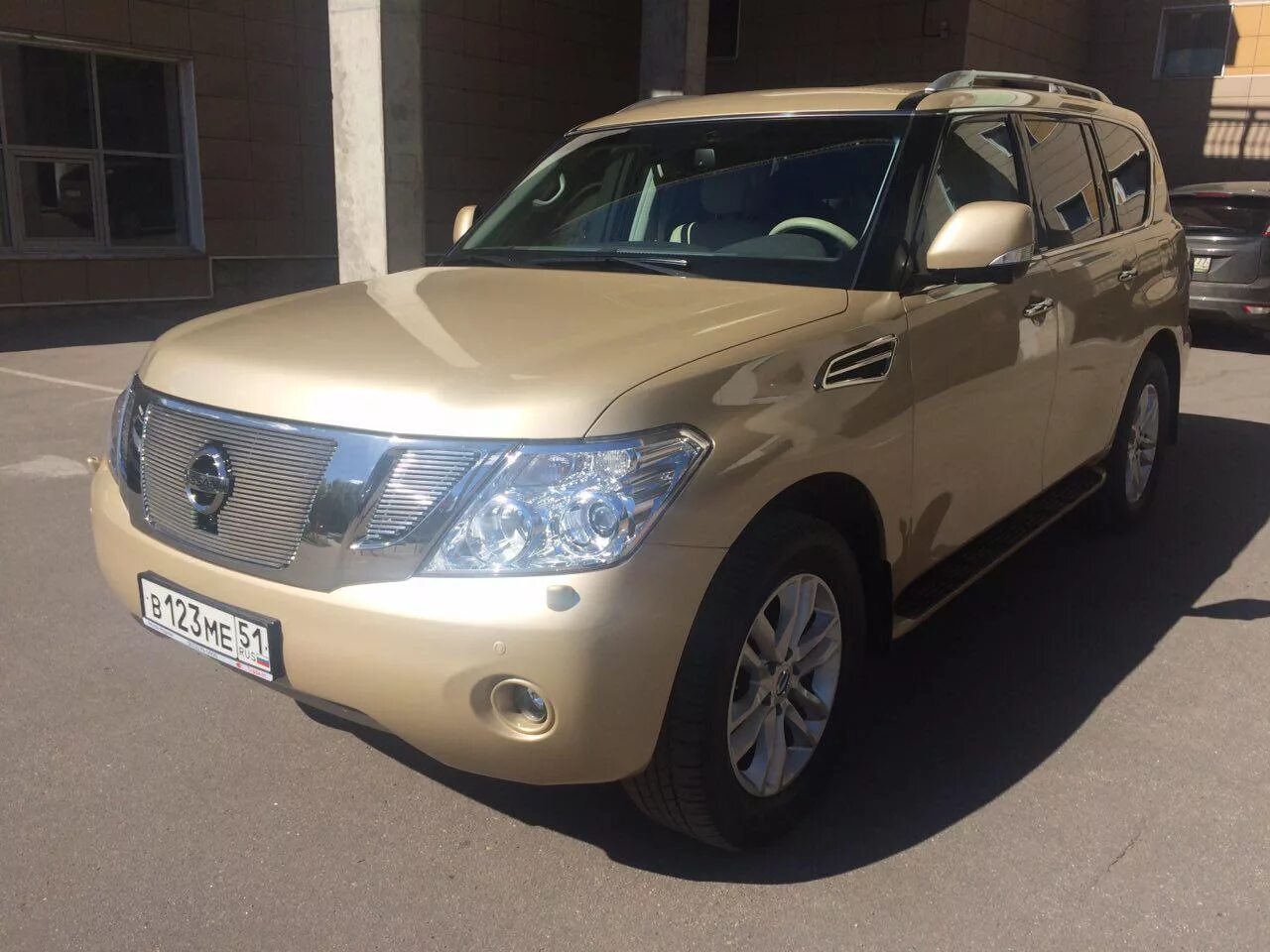 Патрол 2012 год. Ниссан Патрол 2012. Ниссан патруль 2012. Nissan Patrol 2012 года. Nissan Patrol 2012 золотой.