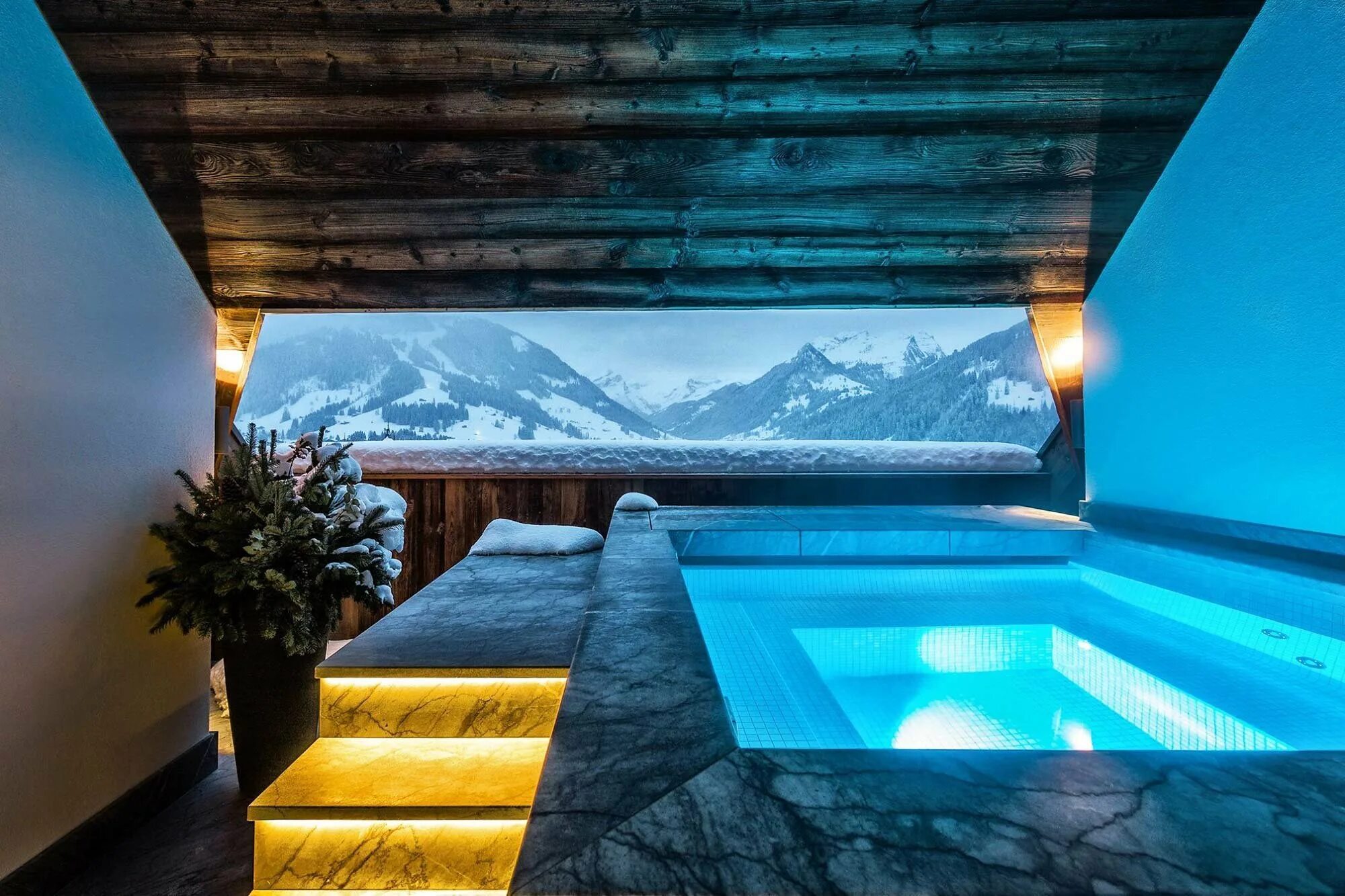 Отель с бассейном. Отель Alpina Gstaad, Швейцария. Гостиница Швейцария бассейн вид Альпы. Отель в горах Гималаи. The Alpina Gstaad первый отель в Швейцарии.