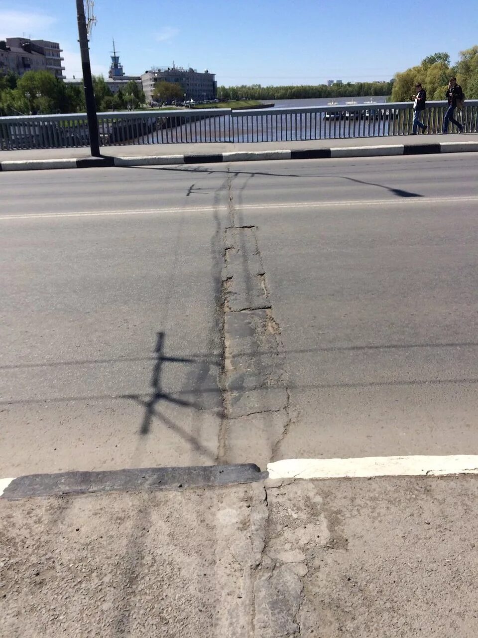 Трещины в мосту. Поперечные трещины на дороге. Трещины дорожного покрытия. Деформационный шов в дорожном покрытии.