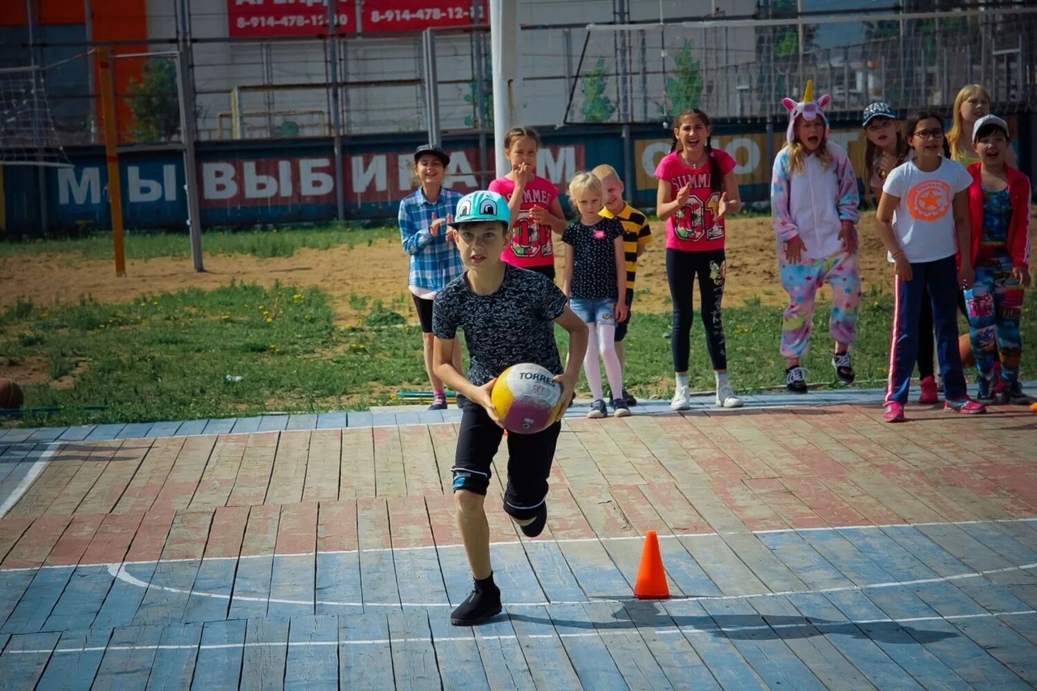 Веселые старты. Веселые старты в лагере. Весёлые старты для детей. Школьники Веселые старты на улице.