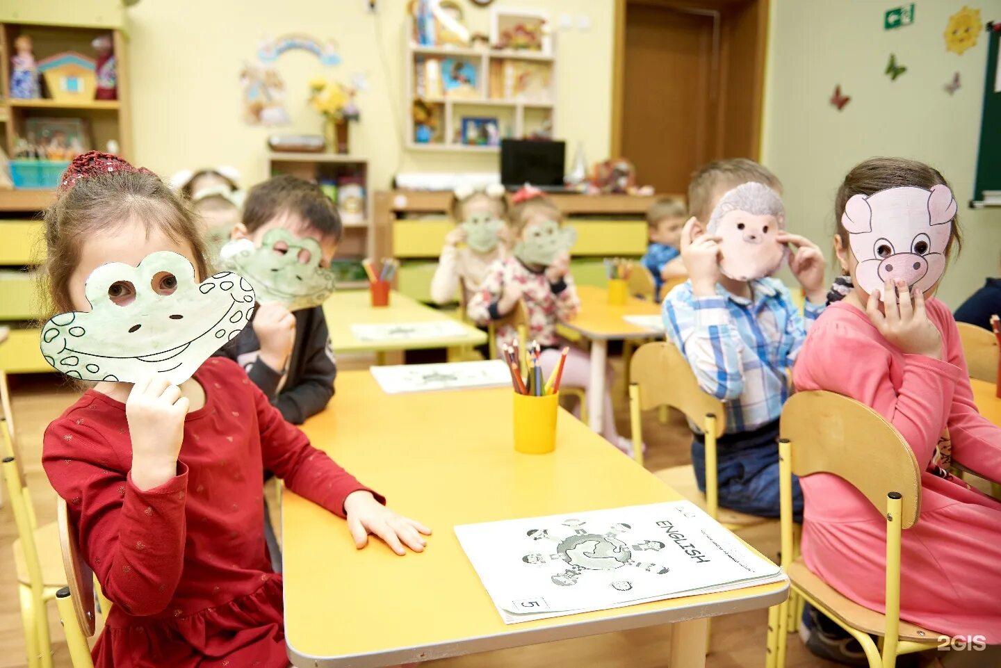 Ребенок гений. Идея для фото малыша ученый. Малыш в очках. Ребенок развивается. Фотосессия малышей до года в очках.