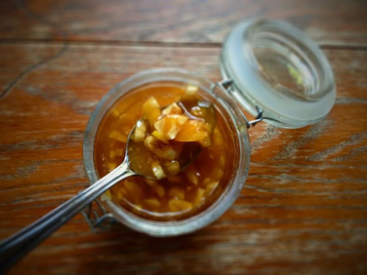 Чесночно-луковый настой. Медово чесночный. Чеснок с медом. Как сделать чесночный соус. Медово чесночный соус.