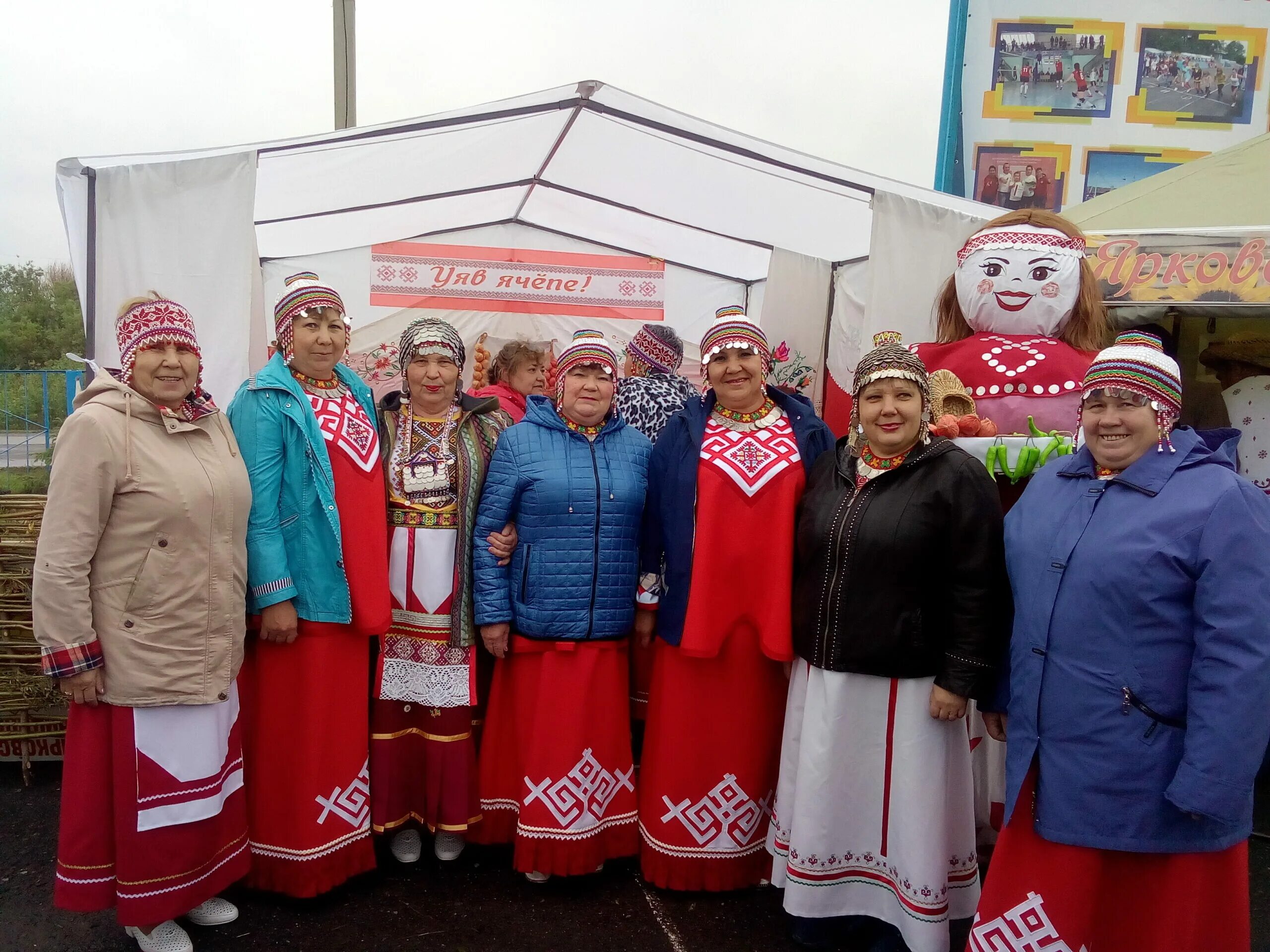 Группы чувашии. Группы чувашии. Ансамбль сявал чувашия. Чувашский костюм средненизовых чувашей. Народы поволжья чуваши чувашская семья.