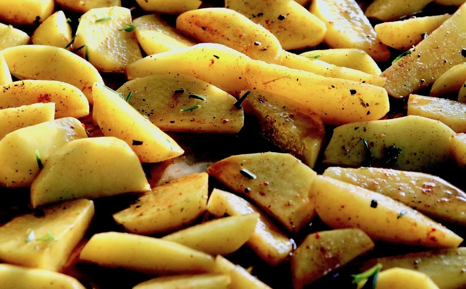 Картофель нарезанный кружочками. Тонкая картошка. Нарезка картофеля кружочками. Картошка кружочками в духовке. Картофель на белом фоне.