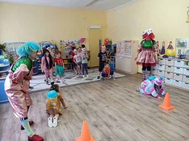 День смеха в детском саду средняя группа одежда. День смеха в детском саду. Фотоотчет на день смеха. Развлечение с детьми первой младшей группы. День смеха в детском саду.
