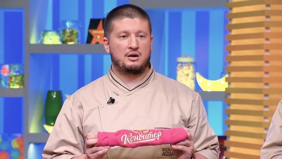 Ренат агзамов шоу кондитер. Секретный артист на пятнице с агзамовым. Ренат агзамов шоу кондитер на пятнице. Секретный артист на пятнице с агзамовым. Секретный артист на пятнице с агзамовым.