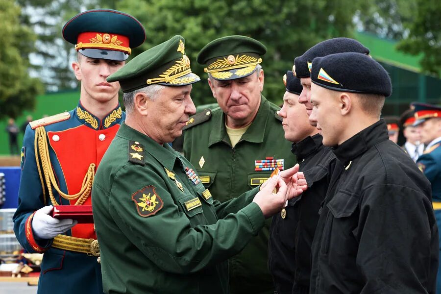 Награждение военнослужащих. Поощрение военнослужащих. Вручение медали солдатам. Командир Российской армии. Вручение военных наград