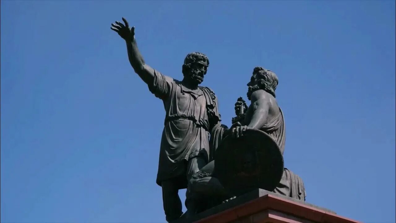 Два одинаковых памятник. Памятник двум людям в Москве. Памятник два человека держат. Несколько одинаковых памятника. Памятник единения Мордовия.