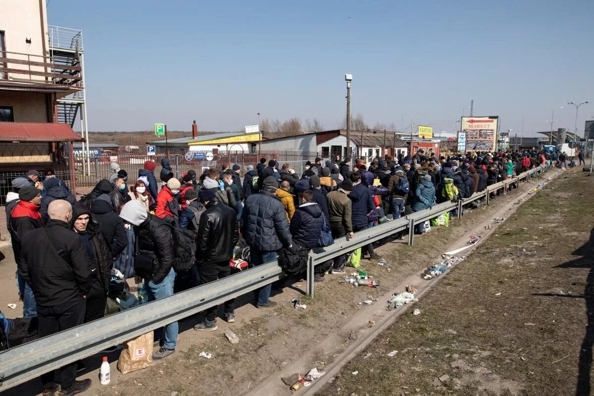 Очереди на границе с Польшей заробитчан. Очереди на границе с Украиной. Очередь на польской границе с Украиной. Очереди на границе Украины и Польши. События на границе с украиной сегодня последние