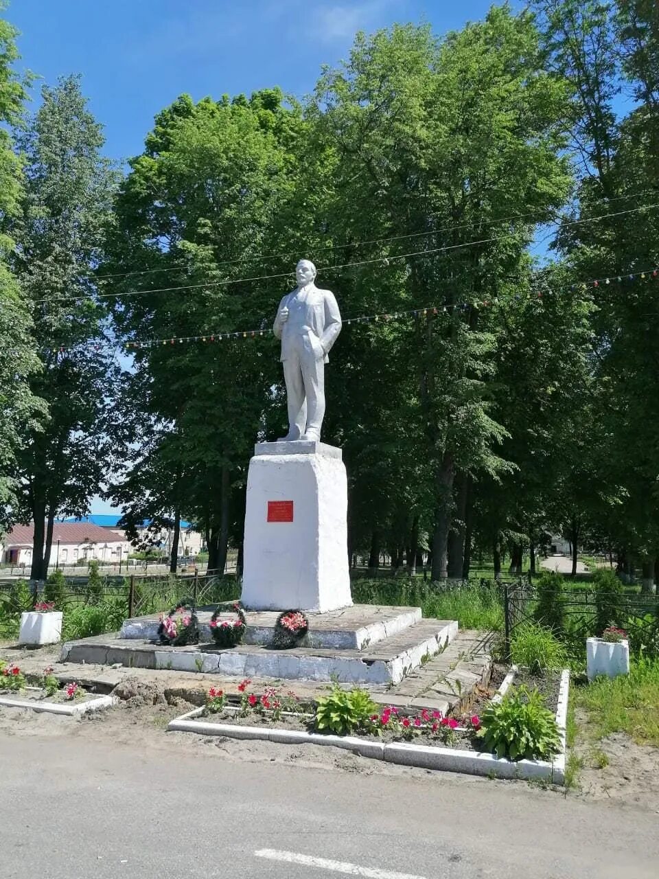 Погода п ленина. Село Ульяново Калужской области. Калужская область, Ульяновский р-н, с. Ульяново. Памятник Ульянову Ленину Калуга. Ульяново Калужская область памятник Ленину.