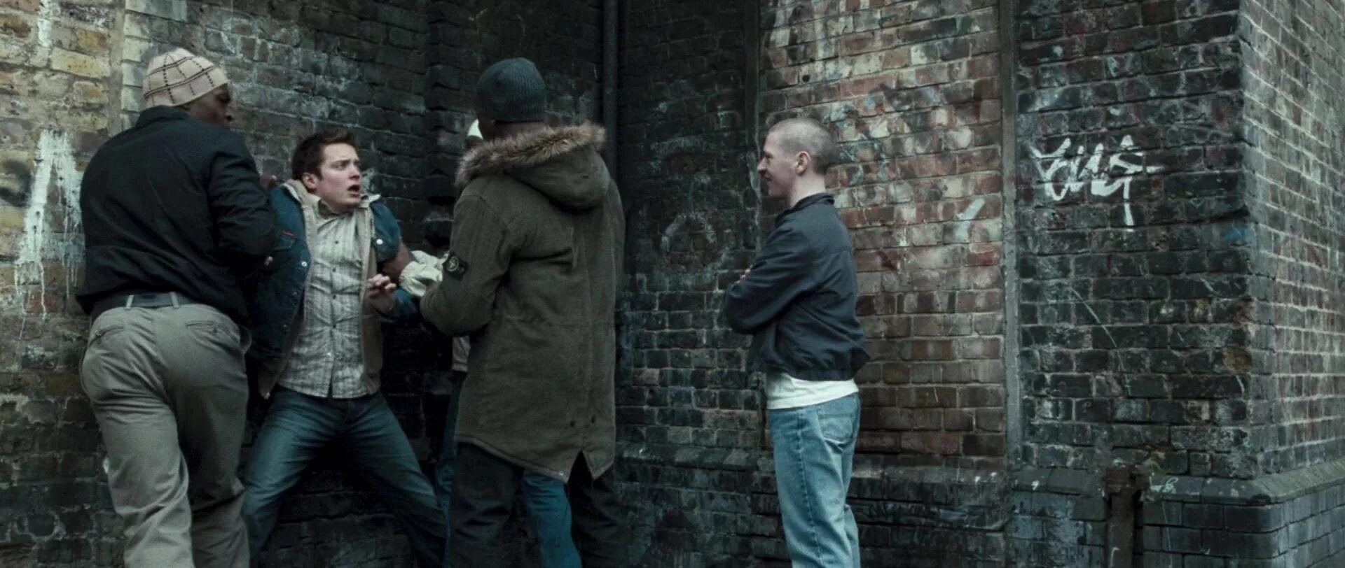 Хулиганы зелёной улицы. Чарли Ханнэм Green Street Hooligans. Пит хулиганы зеленой улицы. Жертва хулигана