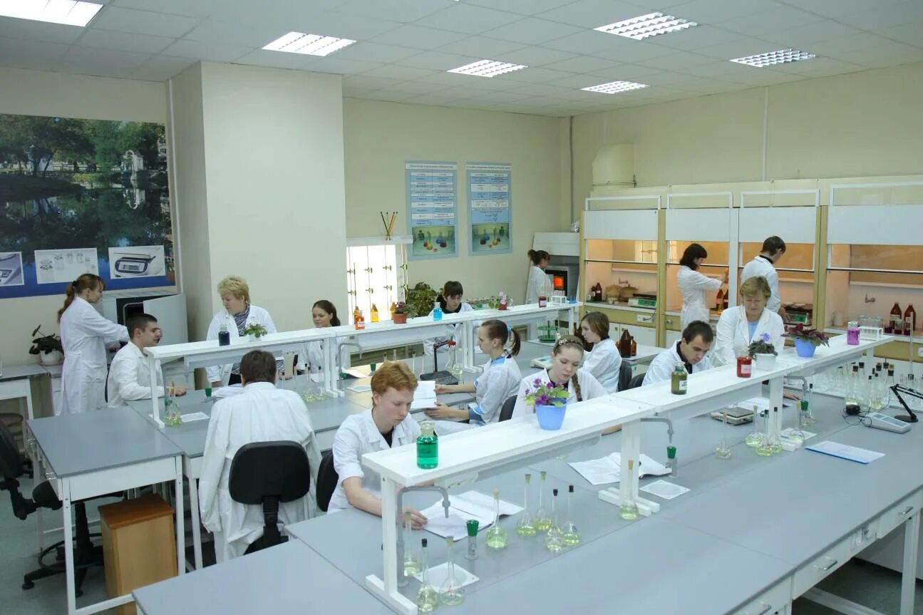 Колледж Ползунова Екатеринбург. Лаборатории в мед колледже. Технолог аналитического контроля химических соединений. Лаборатория в колледже.
