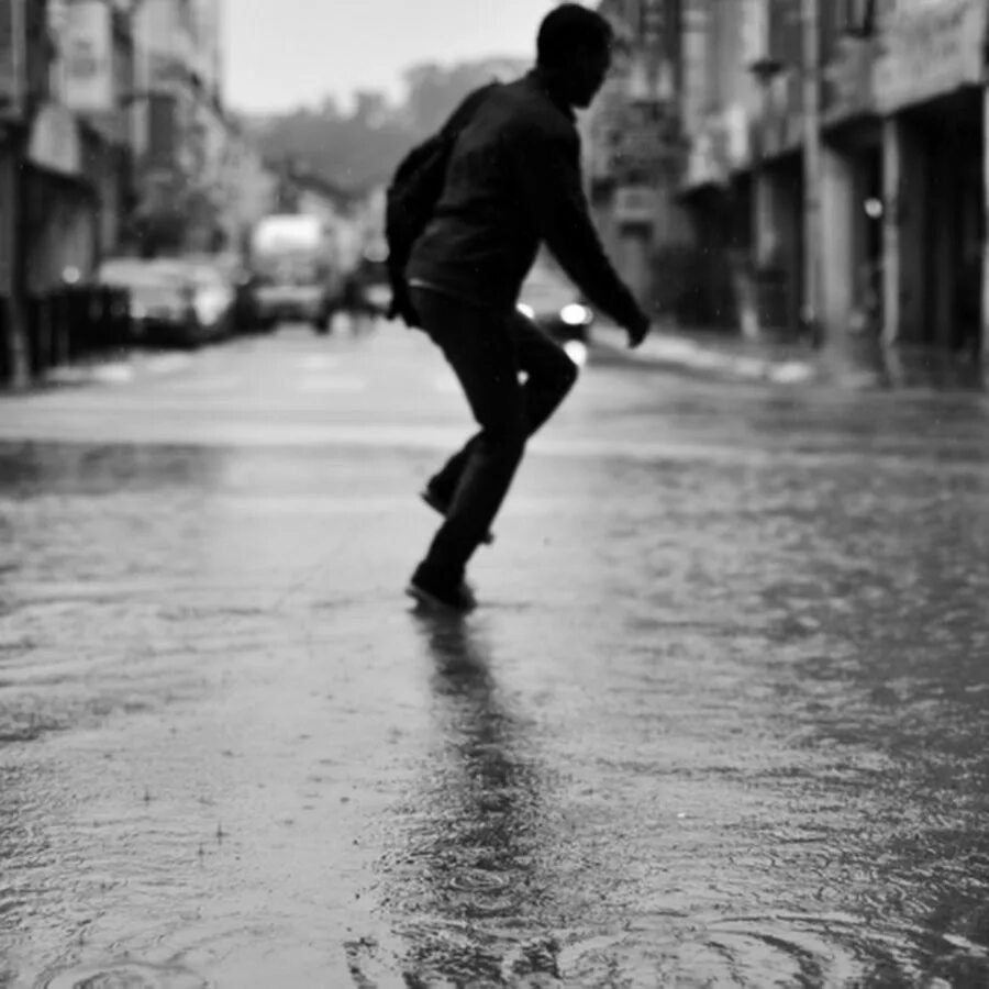 Танцы под дождем. Walk in the Rain. Walkink Rain. Прогулка по дождем пары. Am walking in the rain