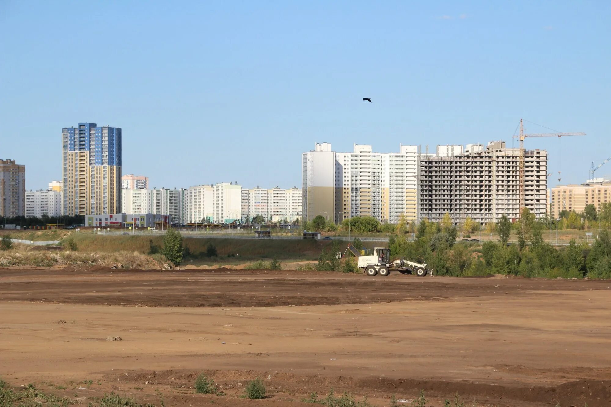 Строительство домов челны. Стройка набережной в Набережных Челнах. Стройка Набережные Челны 10. Высотки в Набережных Челнах. Озеро в Набережных Челнах.