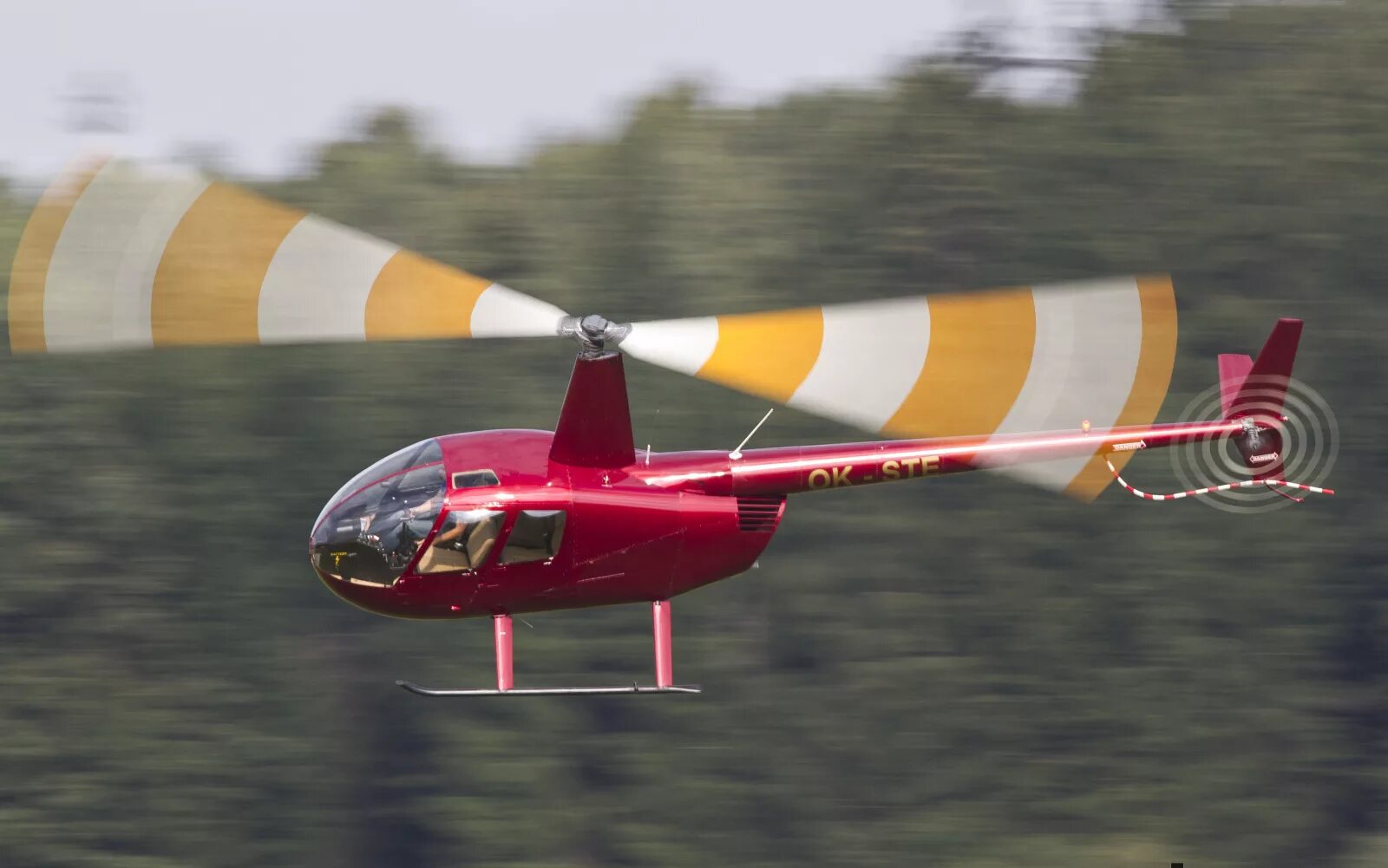 Робинсон 44 полет. Robinson r44. Robinson r44 полет. Robinson r44 с поплавками. Авиационный прокат